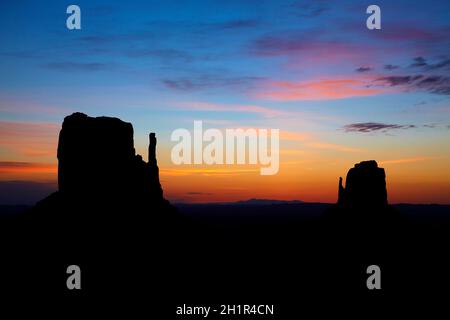 Alba sopra West Mitten e East Mitten, Monument Valley, Navajo Nation, confine Utah/Arizona, USA Foto Stock