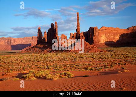 Yei Bi Chei e Totem Pole di colonne di roccia, Monument Valley Navajo Nation, Arizona, vicino al confine dello Utah, Stati Uniti d'America Foto Stock