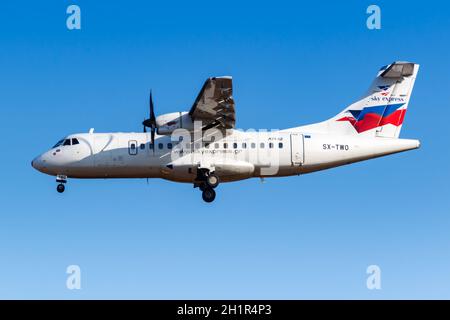 Atene, Grecia - 21 settembre 2020: Aereo Sky Express ATR 42-500 all'aeroporto di Atene in Grecia. Foto Stock