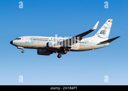 Atene, Grecia - 21 settembre 2020: Aereo Tarom Boeing 737-700 nei colori speciali retro all'aeroporto di Atene in Grecia. Foto Stock