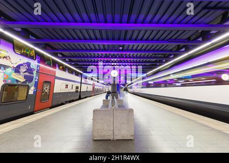 Zurigo, Svizzera - 23 settembre 2020: Treni alla stazione ferroviaria dell'aeroporto di Zurigo in Svizzera. Foto Stock