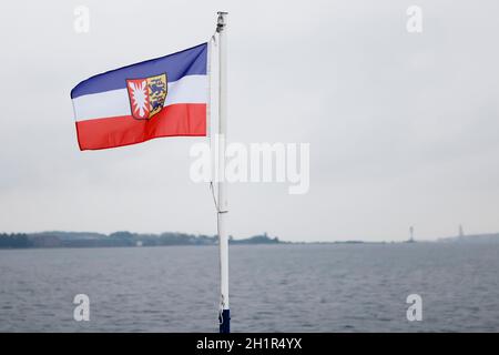 Kiel, Germania. 18 Ott 2021. La bandiera dello Schleswig-Holstein vola a bordo della MS Haithabu. Nel corso di un evento stampa sono state presentate misure per combattere l'inquinamento marino e monitorare le aree marine contaminate da munizioni nella zona marittima di Kolberger Heide, al largo di Kiel. Credit: Frank Molter/dpa/Alamy Live News Foto Stock