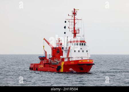 Kiel, Germania. 18 Ott 2021. La nave per la risposta alle fuoriuscite di petrolio MS Kiel è ormeggiata nel Mar Baltico. Nel corso di un evento stampa sono state presentate misure per combattere l'inquinamento marino e monitorare le aree marine contaminate da munizioni nella zona marittima di Kolberger Heide, al largo di Kiel. Credit: Frank Molter/dpa/Alamy Live News Foto Stock