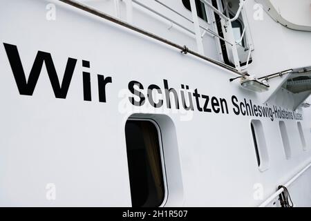 Kiel, Germania. 18 Ott 2021. Le parole "proteggiamo le coste dello Schleswig-Holstein" si possono leggere sul lato della nave della sig.ra Haithabu. Nel corso di un evento stampa sono state presentate misure per combattere l'inquinamento marino e monitorare le aree marine contaminate da munizioni nella zona marittima di Kolberger Heide, al largo di Kiel. Credit: Frank Molter/dpa/Alamy Live News Foto Stock