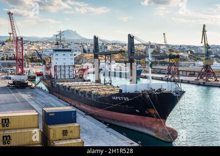 Heraklion, Grecia - 2 Novembre 2017: nave portacontainer Iapetos in attesa di carico nel porto di Heraklion, Creta, Grecia. Foto Stock