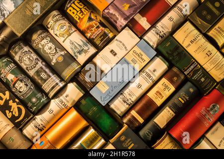 Bucarest, Romania - 2 dicembre 2020: Immagine editoriale illustrativa di molti imballaggi in bottiglia di whisky disposti su un muro a Bucarest, Romania. Foto Stock