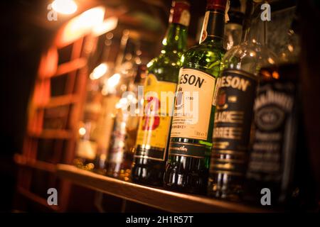 Bucarest, Romania - 2 dicembre 2020: Immagine editoriale illustrativa di varie bottiglie di whisky esposte in un pub di Bucarest, Romania. Foto Stock