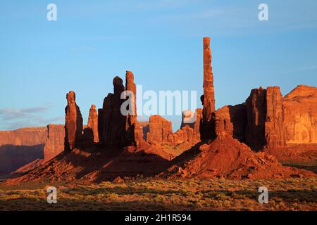 Yei Bi Chei e Totem Pole di colonne di roccia, Monument Valley Navajo Nation, Arizona, vicino al confine dello Utah, Stati Uniti d'America Foto Stock