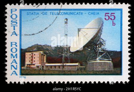 Timbro stampato in Romania mostra Cheie stazione di telecomunicazioni, circa 1976 Foto Stock