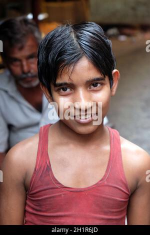 Ritratto di ragazzo in strada a Kolkata, India Foto Stock