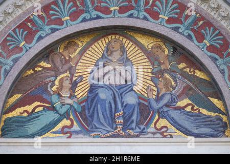 Mosaico della Vergine Maria di Giuseppe Modena da Lucca, sopra la porta centrale del Duomo di Pisa Foto Stock