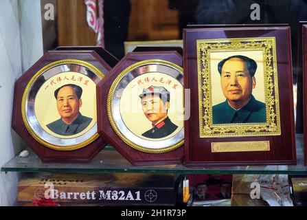 Fotografie del Presidente Mao Zedong in vetrina di area pedonale per lo shopping di Wangfujing di Pechino, Cina Foto Stock