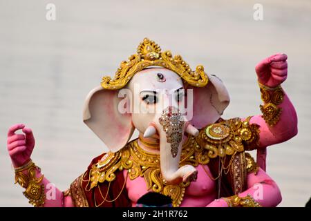 Immersione del Dio indù Ganesha idol nel fiume in occasione di Ganesh Chaturthi. Foto Stock