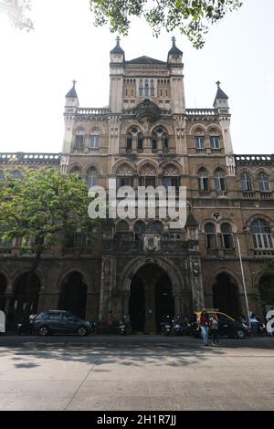 L'era coloniale Elphinstone College in Mahatma Gandhi Road, Kala Ghoda, Fort, Mumbai, India Foto Stock