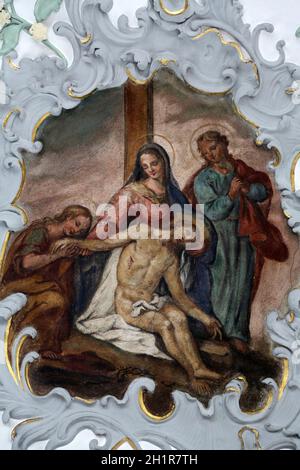 Il corpo di Gesù è rimosso dalla croce, Via della Croce, affresco sul soffitto della Chiesa di nostra Signora Addolorata a Rosenberg, Germania Foto Stock