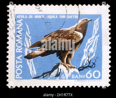 Timbro stampato dalla Romania, mostra golden eagle, circa 1968. Foto Stock