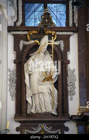 Statua di San Bonifacio sull'altare della basilica di San Benedetto nella famosa abbazia di Benediktbeuern, Germania Foto Stock