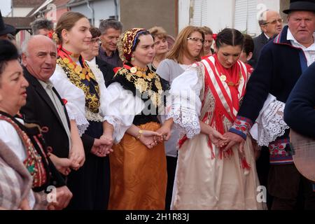 La gente di cantare e ballare dopo la Messa per la Giornata del Ringraziamento in Stitar, Croazia Foto Stock