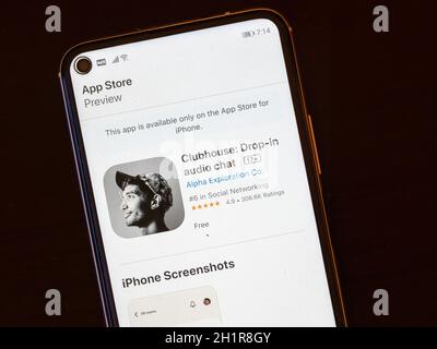 Mosca, Russia - 21 febbraio 2021: App Clubhouse sullo schermo dello smartphone di Android. L'app Clubhouse non è disponibile per i dispositivi android Foto Stock