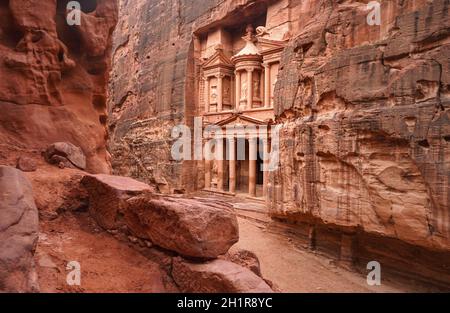 Davanti al tempio del Tesoro di al-Khazneh scolpito in muratura di pietra - attrazione principale nella città perduta di Petra. Foto Stock