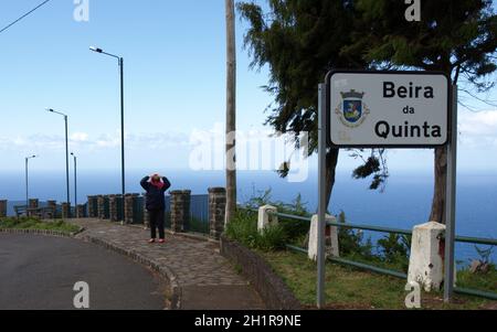 Beira da Quinta, Madeira, Portogallo - Aprile, 20, 2018: Segno del nome della località di Beira da Quinta sulla costa settentrionale di Madeira Foto Stock