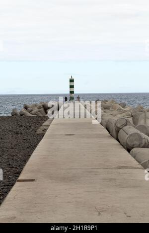 funchal, Portogallo - 8 settembre 2016: Il faro verde e bianco a Funchal, Isola di Madeira, Portogallo Foto Stock