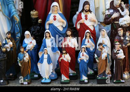 Articoli religiosi cattolici, figurine di santi in uno dei negozi di souvenir del Santuario dei pellegrini, Assunzione della Vergine Maria a Marija Bistrica, Foto Stock