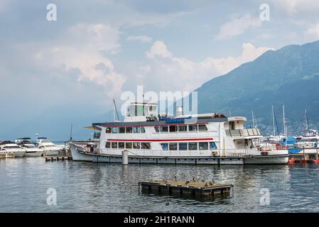 Locarno, Svizzera - 28 Maggio 2016: Ristorante Tyrell sull'l'alpine Lago Maggiore sul molo a Locarno, Svizzera. Foto Stock