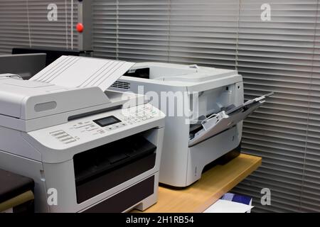 Documento grigio della stampante per computer in un'apparecchiatura per ufficio Foto Stock