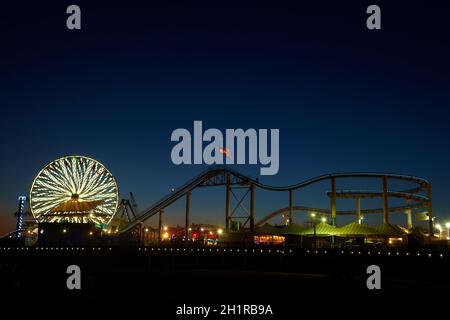 Ruota panoramica Ferris e il roller coaster al crepuscolo, Pacific Park, Santa Monica Pier, Santa Monica, Los Angeles, California, Stati Uniti d'America Foto Stock