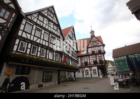 Rathouse sulla piazza Marktplatz a Bad Urach, Germania Foto Stock