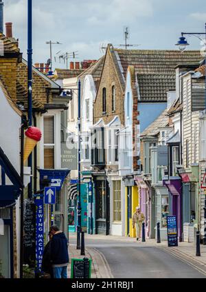 Whitsable, Kent, Regno Unito, febbraio 2021 - Vista sulla strada di Harbor Street, Whitstable, Kent, Regno Unito Foto Stock