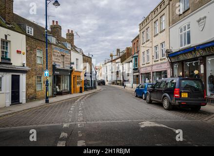 Whitsable, Kent, Regno Unito, febbraio 2021 - Vista sulla strada di Harbor Street, Whitstable, Kent, Regno Unito Foto Stock