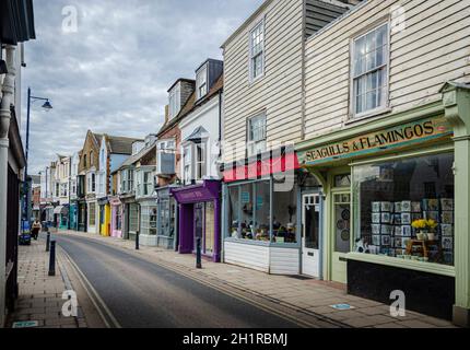 Whitsable, Kent, Regno Unito, febbraio 2021 - Vista sulla strada di Harbor Street, Whitstable, Kent, Regno Unito Foto Stock