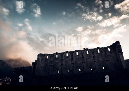 L' Abbazia di Bellapais al tramonto. Kyrenia District, Cipro Foto Stock