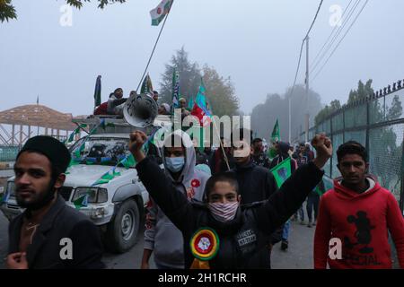 Srinagar, Jammu e Kashmir, India. 18 Ott 2021. Un ragazzo di Kashmiri ha visto slogan urlanti durante l'Eid Milad-un-Nabi, che segna l'anniversario di nascita del Profeta, al Santuario di Hazratbal a Srinagar, indiano amministrato Kashmir il 19 ottobre 2021. Credit: Adil Abbas/ZUMA Wire/Alamy Live News Foto Stock