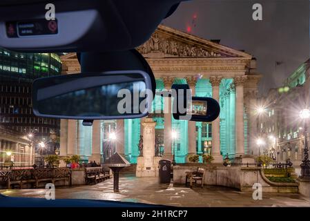 Guardando attraverso una videocamera per auto installata su un parabrezza con vista del Royal Exchange Building nel quartiere finanziario di Londra, Regno Unito Foto Stock