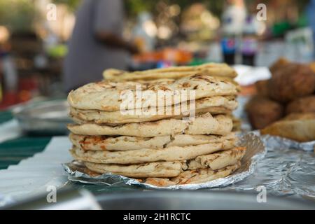 Chapati-azzime tortillas, un mercato alimentare popolare Zanzibar, Africa Foto Stock