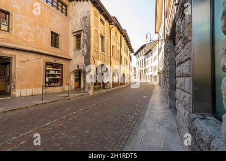 Udine, Italia. 3 marzo 2021. Vista panoramica delle vecchie case nel centro della città Foto Stock