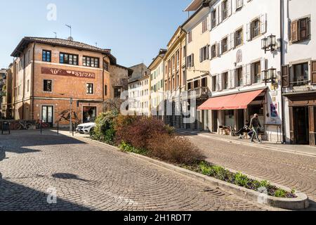 Udine, Italia. 3 marzo 2021. Vista panoramica delle vecchie case nel centro della città Foto Stock