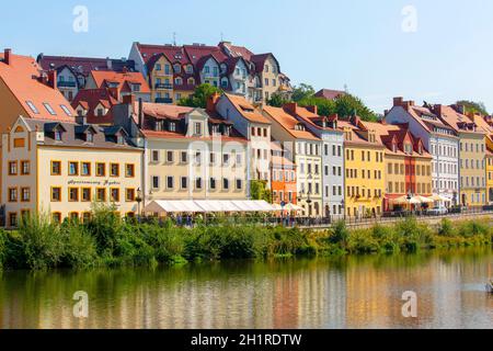 Zgorzelec, Polonia - 22 settembre 2020 : case colorate sul fiume Nysa Luzycka (Lusatian Neisse) , al confine tra Polonia e Germ Foto Stock