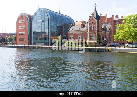 Bydgoszcz, Polonia - 26 giugno 2020: Edifici moderni, la sede della banca e lo storico Palazzo Lloyd sul fiume Brda Foto Stock