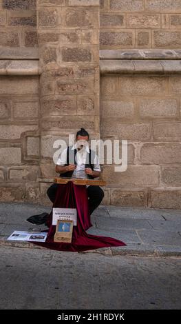 Toledo, Spagna, luglio 2020 - un busker che suona musica nella città di Toledo, Spagna Foto Stock