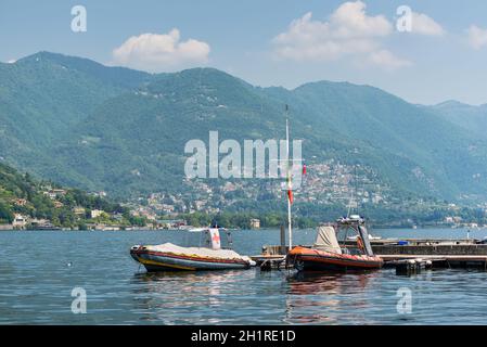 Como, Italia - 27 maggio 2016: Barche di salvataggio ormeggiate sul lago di Como a Como, Italia. Foto Stock