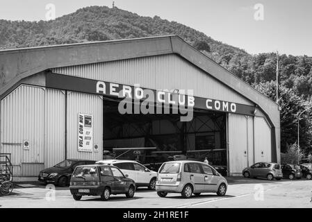 Como, Italia - 27 maggio 2016: Hangar dell'Aero Club Como all'aerodromo del lago di Como a Como City, Italia. Fotografia in bianco e nero. Foto Stock