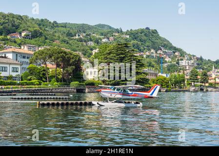 Como, Italia - 27 maggio 2016: L'idrovolante Cessna 172N Skyhawk 100 II attracca all'aerodromo del lago di Como nella città di Como, Italia. Foto Stock