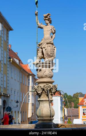 Goerlitz, Germania - 22 settembre 2020 : una fontana con una statua di San Giorgio con lance in mano nella Piazza del mercato superiore (Obermarkt) Foto Stock