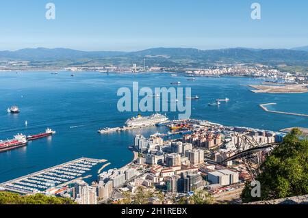 Gibilterra, Regno Unito - 18 maggio 2017: Vista aerea di Gibilterra, il suo porto turistico e il mare Mediterraneo visto dalla Rocca di Gibilterra. Foto Stock