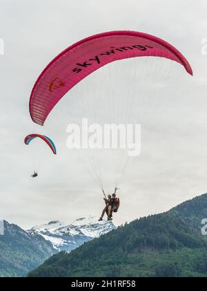 Interlaken, Svizzera - 26 maggio 2016: Parapendio sopra le Alpi svizzere a Interlaken, Svizzera. Foto Stock