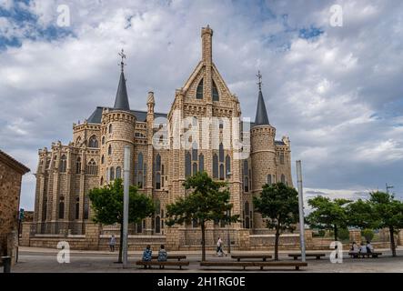 Astorga, Spagna, Luglio 2020 - Vista del Palazzo Vescovile nella città di Astorga, Spagna Foto Stock